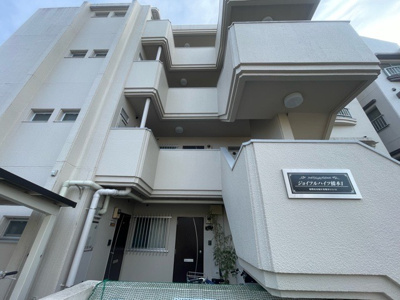 【外観】 | ジョイフルハイツ橋本Ⅰ | 外観はマンション管理がされているかの目安になります。築年数が古いと、壁面は劣化してひび割れが生じることも！建物が古びていても細かいところが修繕されていると、きちんと管理されているなぁと感じるでしょう。