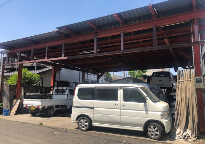 【外観】 | 家を建てる場合、方位は要チェックです。現実的に日当たりのよい家ならばリビングは南側、建築基準法でも北側に当たる家への配慮は求められています。土地を見学に行く際は、方位磁針を持って行くようにしましょう。