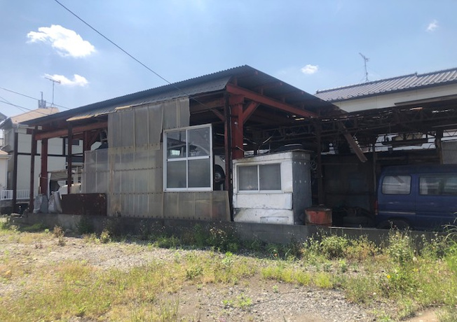 【外観】 | 土地を買う際、住む地域の自治体や福祉の補助制度にも注目してみましょう。子供や老人の医療補助やゴミ出しのルールなど、自治体によってルールに大きな違いがあるため、暮らしやすい土地で判断するとよいでしょう。