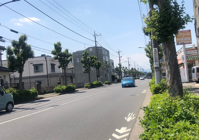 【前面道路含む現地写真】 | お持ちの車種によっては前面道路が広い方が便利でしょう。しかし、前面道路が広ければその分交通量が多くなるため、騒音などが気になる場合があります。実際に現地を見学し、周辺交通量や騒音などを確認しましょう！