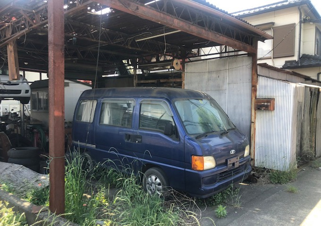 【前面道路含む現地写真】 | 住宅用の土地では前面道路に2m以上接していなければならないと法律で定められています。しかし、お持ちの車のサイズやライフスタイルなどにより、2mでは利便が悪い場合もございますので、事前に確認しましょう。