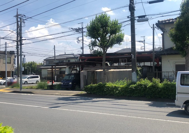 【外観】 | 隣家の土地はどうなっているのか、生活利便施設が近くにあるのか、学校まで近いかなど、お客様のライフスタイルにあわせたイメージが重要です。また、近くにあると困る施設が近くにないかも確認するといいでしょう。