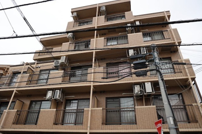 【バルコニー】 | ライオンズマンション相武台前第五 | 一般的なバルコニーは、奥行1.5ｍ程ですが、ワイルドバルコニーは2ｍまで広がっています。そのため洗濯物の間隔をあけ干すことができ、乾きやすいというメリットや、ガーデニングが楽しめる等の特徴があります。