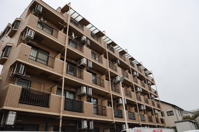 【バルコニー】 | ライオンズマンション相武台前第五 | 両面バルコニーは、バルコニーそのものの機能というよりかは設置の仕方による名称です。複数のバルコニーを東西や南東などの相対する場所に設置することで、通風や採光が確保しやすくなるというメリットがあります。