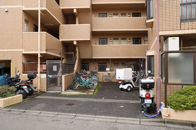 【駐輪場】 | ライオンズマンション相武台前第五 | マンションの駐輪場は、事前に空きがあるか確認を取ると安心です。せっかく入居したのに駐輪スペースがない！なんてことになったら大変ですよね。そこで、内見時や購入前にはまず事前に確認しておくと良いでしょう。