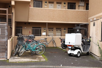 【駐輪場】 | ライオンズマンション相武台前第五 | マンションによっては、駐輪場も2段ラック式を採用しているところもあります。2段ラック式の場合、自転車を置くスペースは確保できますが、上の段になると出し入れが面倒になるため自分に合った物を選びましょう。