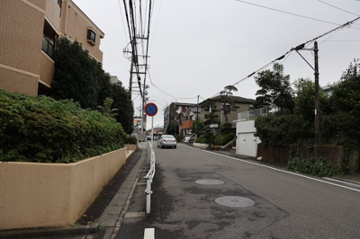 【現況写真】 | ライオンズマンション相武台前第五 | 眺望の良さを楽しめるダイニングキッチンで家族団らんの時間を過ごしてはいかがでしょうか。バルコニーから見える景色を家族で眺める時間は、時間が経つのを忘れてしまいそうですね。是非、現地を見に行きましょう！