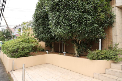 【庭】 | ライオンズマンション相武台前第五 | 物件によっては、入居者が個人的に使用できる専用庭がついているものもあります。また、住宅の中にある土間の部分を庭と呼ぶこともあります。庭の用途は住む人によって変わり、それによってデザインもさまざまです。