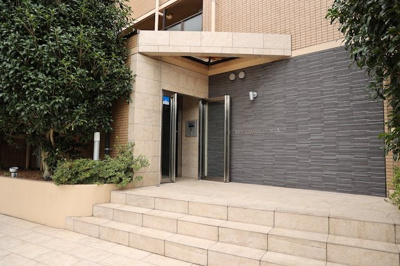 【庭】 | ライオンズマンション相武台前第五 | 1階の物件には専用庭が設置されていることもありますが、一般的にマンションの敷地内は居住者たちの庭です。だからと言って、好き放題していいわけではありません。そのマンションのルールを守って生活しましょう。