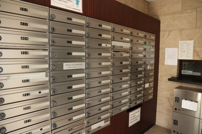 【設備】 | ライオンズマンション相武台前第五 | エントランス付近に設置されている集合ポストは、住んでいる部屋と離れているため、ポストをあさるなど誰かに何かされていても被害に気づきにくいです。入居する時には他人に特定されにくい番号で鍵をかけましょう！