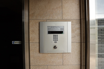 【防犯設備】 | ライオンズマンション相武台前第五 | 室内の防犯設備もチェックしましょう！モニター付きインターホンが設置されているか、防犯シャッターが設備されているか、ベランダに人が上がってきにくい高さかなどチェックしておくと入居後も安心できるでしょう。