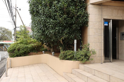 【中庭】 | ライオンズマンション相武台前第五 | 中庭（パティオ）とは、一つの建築物の内部に設けられた、壁などで囲われている庭のことを指します。コの字型、ロの字型が主流ですが、L字型の中庭もあります。最近では、インテリア性の高さからも人気があります。