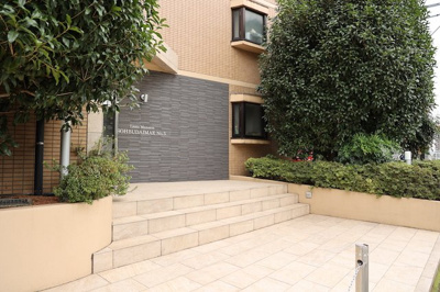 【中庭】 | ライオンズマンション相武台前第五 | 中庭は、通風や採光の手段として使われることが多いですが、都心部や市街地にある住宅において、プライバシーを保てるという観点から、都市住宅・コートハウスで支持を集め、中庭のある家の需要が増えてきています。