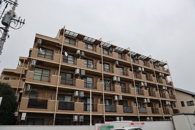 【外観】 | ライオンズマンション相武台前第五 | 外観はマンション管理がされているかの目安になります。築年数が古いと、壁面は劣化してひび割れが生じることも！建物が古びていても細かいところが修繕されていると、きちんと管理されているなぁと感じるでしょう。