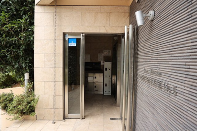 【エントランス】 | ライオンズマンション相武台前第五 | マンションのエントランスには、もともと風よけや防犯の役割がありますが、マンションによって宅配ボックスなどの設備が備わっている所もあります。日々の生活をイメージしながら生活しやすさをチェックしましょう。