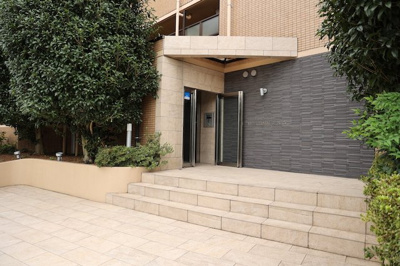 【エントランス】 | ライオンズマンション相武台前第五 | 正面玄関であるエントランスは、マンションにおいては訪問者が最初に訪れる部分でもあり、第一印象を決める顔ともいえる場所です。他にも住民の方々が快適に過ごせるよう、安全上の設備や利便性が充実させています。