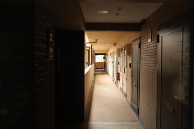 【玄関】 | ライオンズマンション相武台前第五 | 玄関は家の顔でもあり、家族以外の目にも止まる場所です。玄関は外との間を仕切る扉、靴などをしまっておく収納スペース、靴脱ぎのたたきスペース、来客とのやり取りをするドアホンなど複数のアイテムからなります。