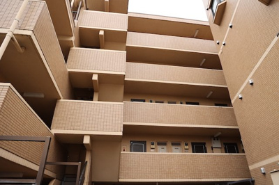 【玄関】 | ライオンズマンション相武台前第五 | 玄関は、狭すぎると複数人で使いにくく、広すぎても無駄な空間になりがちです。最低2畳を目安にして、家の広さとの兼ね合いや家族の人数を考慮して決めるとよいでしょう。現地を見学して快適な玄関を選びましょう！