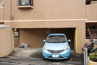 【駐車場】 | ライオンズマンション相武台前第五 | 駐車場と明記されていても、最小スペースでつくられた駐車場だと大型車は駐車できなかったり、出入りしにくくなったりする可能性があります。お車のサイズと購入したい物件の駐車場のサイズを現地で確認しましょう。