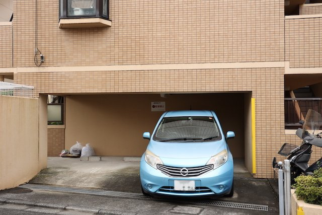 【駐車場】 | ライオンズマンション相武台前第五 | 駐車場と明記されていても、最小スペースでつくられた駐車場だと大型車は駐車できなかったり、出入りしにくくなったりする可能性があります。お車のサイズと購入したい物件の駐車場のサイズを現地で確認しましょう。