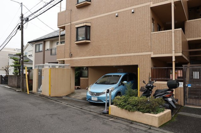 【駐車場】 | ライオンズマンション相武台前第五 | 車一台あたりに必要なスペースは、標準サイズの普通自動車で横幅2m50cm、長さ5mは必要になります。ただし、乗降のことも考慮して横幅3m30cm、長さ5m50cmほどは確保できるところを選びましょう。