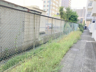 【庭】 | 厚木サンハイツ | 物件によっては、入居者が個人的に使用できる専用庭がついているものもあります。また、住宅の中にある土間の部分を庭と呼ぶこともあります。庭の用途は住む人によって変わり、それによってデザインもさまざまです。