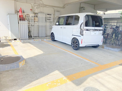 【駐車場】 | 厚木サンハイツ | 駐車場と明記されていても、最小スペースでつくられた駐車場だと大型車は駐車できなかったり、出入りしにくくなったりする可能性があります。お車のサイズと購入したい物件の駐車場のサイズを現地で確認しましょう。