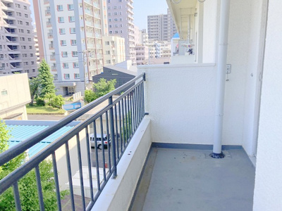 【バルコニー】 | 厚木サンハイツ | バルコニーは、室外の専用スペースのうち、「屋根がなく開放された空間」であるものを指します。ベランダより広いタイプのものが多く、日当たりもよいため家庭菜園などを楽しみたい人にとって適した環境となります。