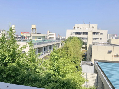 【展望】 | 厚木サンハイツ | 景色重視でお家選ぶをするとスーパーが遠い！学校が遠い！など生活をするうえで利便性で困ることもあります。まず一度現地を見学する際に、周辺の施設などがあるかを確認し、暮らし始めた後のことを想像しましょう。