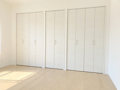 【寝室】 | 厚木サンハイツ | 寝室でゆっくりと過ごすためにはベッド周りの適度な空間を担保することや窓の位置、照明の明るさ、寝室の広さなどを考える必要があります。自身や家族の構成とライフスタイルに併せて寝室にする部屋を選びましょう！