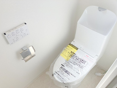 【トイレ】 | 厚木サンハイツ | トイレは大きさや形、機能、抗菌性などが異なる多種多彩なタイプが各メーカーから出ています。それぞれに良さがあるため、事前にどういったタイプのトイレがいいのかをご家庭内で決めて、内見に行くといいでしょう。