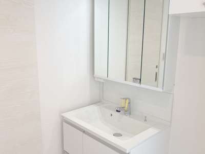 【独立洗面台】 | 厚木サンハイツ | 洗面化粧台では顔を洗ったり、身だしなみを整えることが本来の使い方ですが、用途によっては洗面化粧台に求められる機能が違ってくるため、ご自身や家族のライフスタイルに合ったものを選ぶことをおすすめ致します。