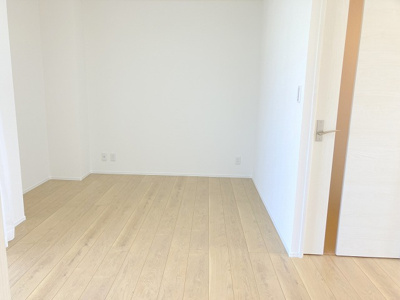 【居間・リビング】 | 厚木サンハイツ | 直線タイプはLとDKを一直線に並べた形で対面キッチンのタイプです。一般的なのでよく見かけるかもしれません。直線タイプに似た直接アイランドタイプは、キッチンとダイニングの間に壁がない分広く感じられます。