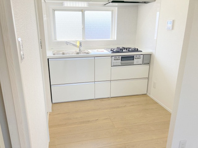 【ダイニング】 | 厚木サンハイツ | ダイニングは、食事や家族の団らんスペースとしてだけではなく、ほかの用途としても使用することができます。ダイニングテーブルを置き、食事のためのスペースを作ることでリビングとの差別化を図ることができます。