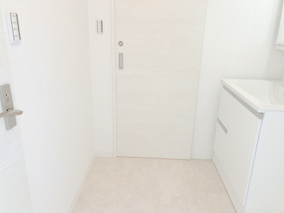 【脱衣所】 | 厚木サンハイツ | 多くの戸建て住宅で見かける洗面脱衣所は、洗面台と洗濯機が2畳ほどのスペースに並べられていて、洗面所が脱衣所を兼ね備えている間取りが一般的です。お客様が利用することもある、パブリックな空間でもあります。