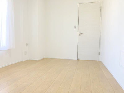 【洋室】 | 厚木サンハイツ | 一般的に畳敷きの部屋のことを「和室」と呼ぶのに対し、フローリングやフロアシート、カーペット敷きの部屋のことを「洋室」と呼びます。フローリングの部屋は清潔感があり、ゴミが床に吸着しないので掃除が楽です。
