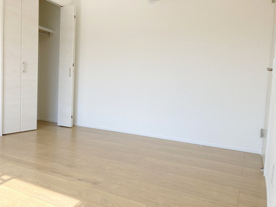 【洋室】 | 厚木サンハイツ | 洋室のメリットは重い家具が置きやすく、身の回りが整理しやすいことです。 床がフローリングのため畳とは異なり凹みにくいです。 クローゼットなど収納が豊富で、普段使わない旅行カバンや服の整頓も簡単にです。