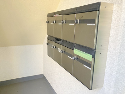 【設備】 | 厚木サンハイツ | エントランス付近に設置されている集合ポストは、住んでいる部屋と離れているため、ポストをあさるなど誰かに何かされていても被害に気づきにくいです。入居する時には他人に特定されにくい番号で鍵をかけましょう！