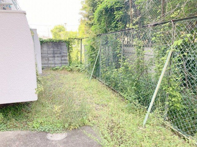 【中庭】 | 厚木サンハイツ | 中庭（パティオ）とは、一つの建築物の内部に設けられた、壁などで囲われている庭のことを指します。コの字型、ロの字型が主流ですが、L字型の中庭もあります。最近では、インテリア性の高さからも人気があります。