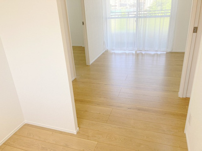 【居間・リビング】 | 厚木サンハイツ | リビングの間取りの種類は大きくわけてリビングとダイニングが別になっているタイプ、リビングダイニング一体型です。どちらも一長一短ですので、家を選ぶ時はその両面をチェックして決めるようにしましょう。