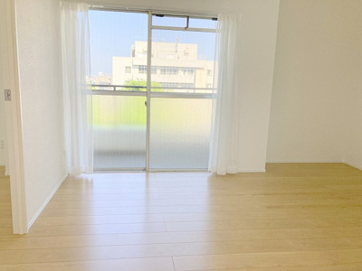 【居間・リビング】 | 厚木サンハイツ | リビングは家族が集まる場所でありながら、収納の少なさがネックになりがちです。子供のおもちゃやプリント、雑誌や新聞などが散らかりやすいので、選ぶ時はリビング収納について考慮しておく必要があります。