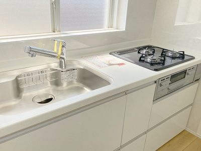 【キッチン】 | 厚木サンハイツ | 標準的なシステムキッチンの横幅は、165cm～300cm程度です。2100・2400・2550・2700などミリ単位で表記されます。普段どのように料理をするのかを想定しながら合ったサイズを選びましょう