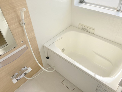 【浴室】 | 厚木サンハイツ | 入浴時の快適さも大事なことですが、綺麗な状態を維持できなければ気持ちよく入浴できません。毎日の掃除が楽という点は大事なポイントになります！カビが生えにくく掃除がしやすい、壁や浴槽を選ぶといいでしょう。