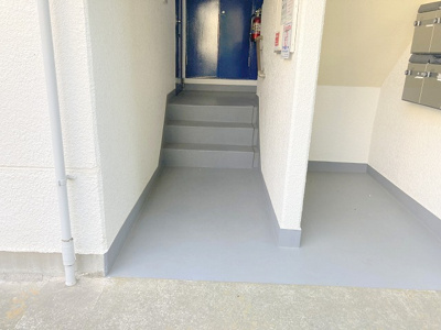 【エントランス】 | 厚木サンハイツ | マンションのエントランスには、もともと風よけや防犯の役割がありますが、マンションによって宅配ボックスなどの設備が備わっている所もあります。日々の生活をイメージしながら生活しやすさをチェックしましょう。