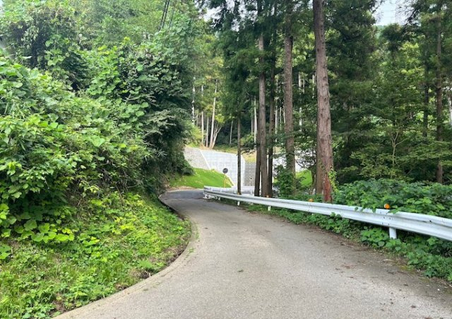【前面道路含む現地写真】 | お持ちの車種によっては前面道路が広い方が便利でしょう。しかし、前面道路が広ければその分交通量が多くなるため、騒音などが気になる場合があります。実際に現地を見学し、周辺交通量や騒音などを確認しましょう！