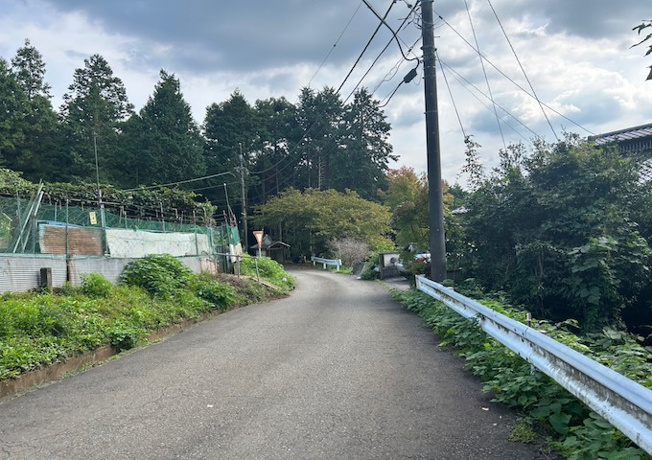 【前面道路含む現地写真】 | 住宅用の土地では前面道路に2m以上接していなければならないと法律で定められています。しかし、お持ちの車のサイズやライフスタイルなどにより、2mでは利便が悪い場合もございますので、事前に確認しましょう。