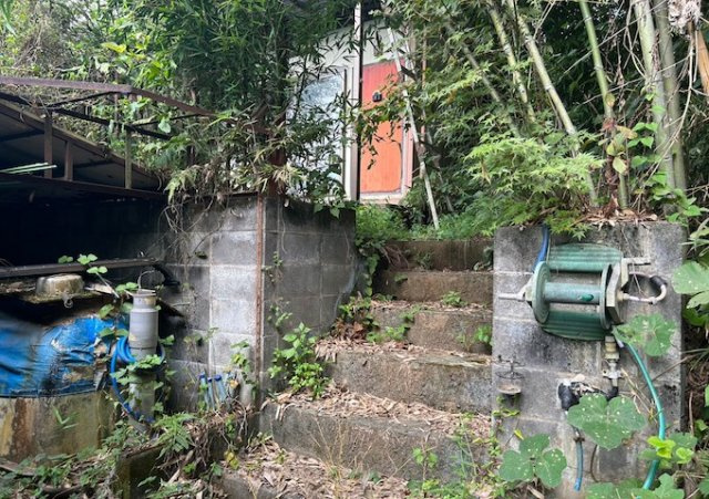 【外観】 | 隣家の土地はどうなっているのか、生活利便施設が近くにあるのか、学校まで近いかなど、お客様のライフスタイルにあわせたイメージが重要です。また、近くにあると困る施設が近くにないかも確認するといいでしょう。