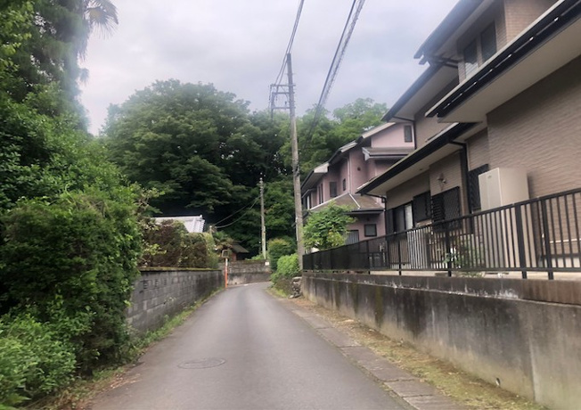 【前面道路含む現地写真】 | 住宅用の土地では前面道路に2m以上接していなければならないと法律で定められています。しかし、お持ちの車のサイズやライフスタイルなどにより、2mでは利便が悪い場合もございますので、事前に確認しましょう。