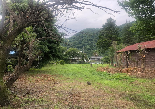 【外観】 | 現地に行くなら、物件の周囲の地形がどうなっているかを見ることも大切です。周辺より低くなっている土地では、大雨などで水が集まりやすいため、地盤が弱くなっているということも考えられるため、注意が必要です。