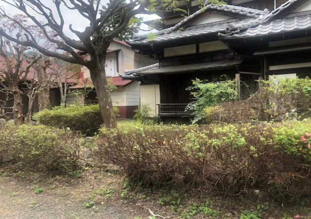 【外観】 | 隣家の土地はどうなっているのか、生活利便施設が近くにあるのか、学校まで近いかなど、お客様のライフスタイルにあわせたイメージが重要です。また、近くにあると困る施設が近くにないかも確認するといいでしょう。